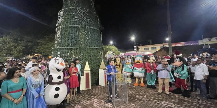 Cunduacán se ilumina de espíritu navideño
