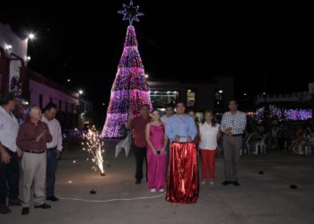 Familias jalapanecas disfrutan del encendido del Árbol Navideño