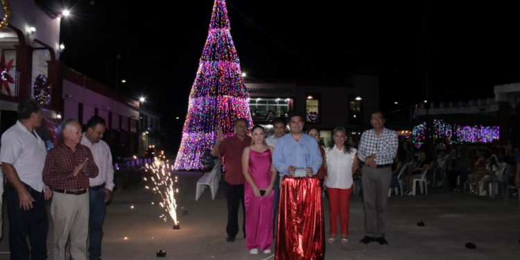 Familias jalapanecas disfrutan del encendido del Árbol Navideño