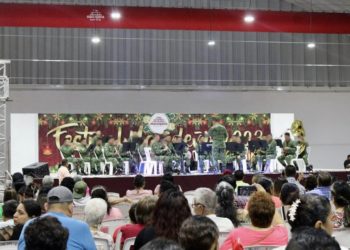 Macuspanenses disfrutan la presentación de la banda de música de la 7ma. Región Militar de la SEDENA