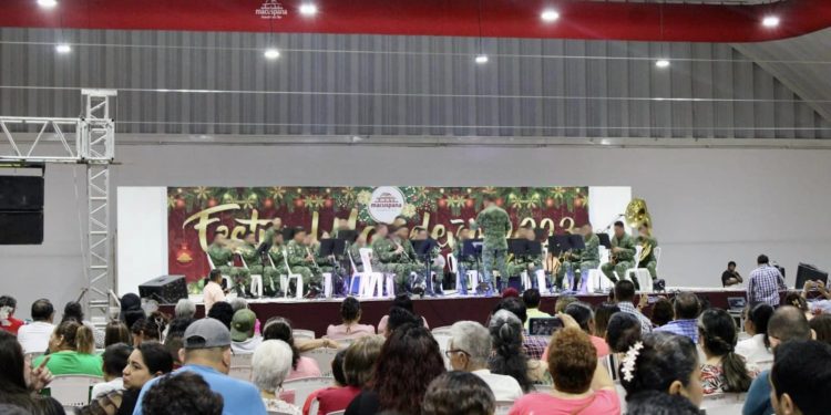 Macuspanenses disfrutan la presentación de la banda de música de la 7ma. Región Militar de la SEDENA