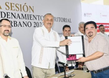 Julio Gutiérrez Recibe del Gobernador Carlos Merino, Programa Municipal de Desarrollo Urbano para Macuspana