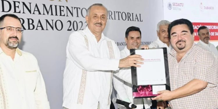 Julio Gutiérrez Recibe del Gobernador Carlos Merino, Programa Municipal de Desarrollo Urbano para Macuspana