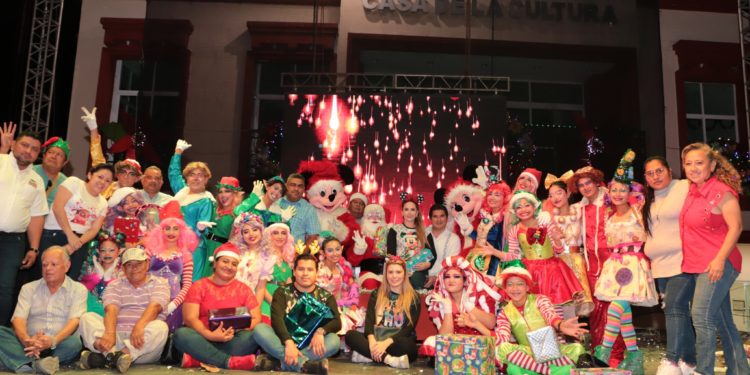 Invade espíritu de Navidad a Jalapa con tradicional desfile y espectáculo navideño