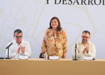 Yolanda Osuna entrega Programa Municipal de Desarrollo Urbano de Centro a Carlos Merino