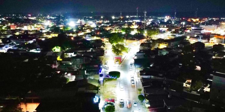 Macuspana instala nueva infraestructura para optimizar la iluminación en la calle Niños Héroes de la cabecera municipal