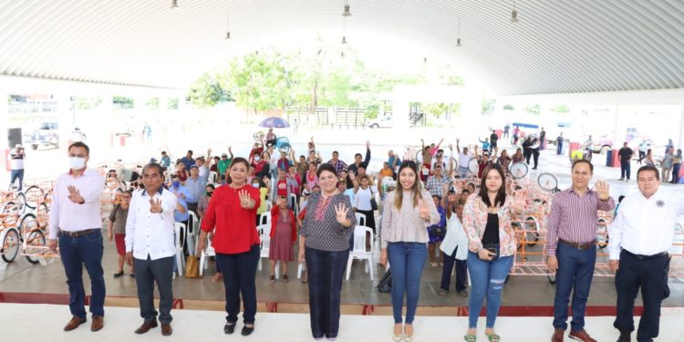 Impulsa el Gobierno de Cárdenas el autoempleo entre las familias del municipio, a través de la entrega de Triciclos