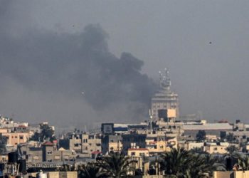 Fuerzas de Israel atacan campos de refugiados en centro de Gaza