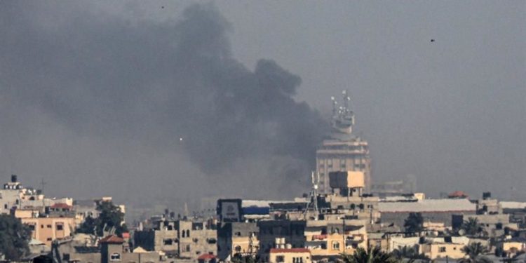 Fuerzas de Israel atacan campos de refugiados en centro de Gaza