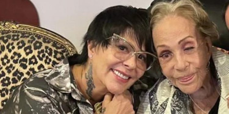Alejandra Guzmán dio una pequeña entrevista en la que dio a conocer noticias sobre la salud de Silvia Pinal