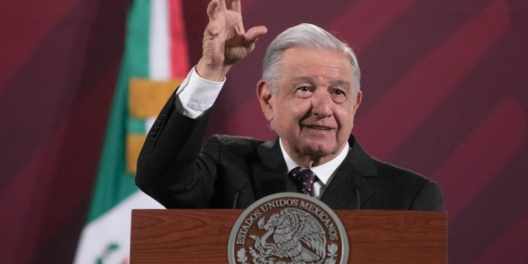 Andrés Manuel López Obrador confirmo el aumento salarial a 20% a partir de enero