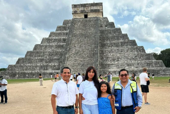 Dan reconocimiento como la número 2 millones a turista española en Chichén Itza