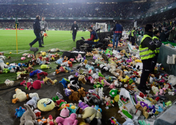 Previo al partido del Betis Vs Real Madrid el estadio se inundó de peluches