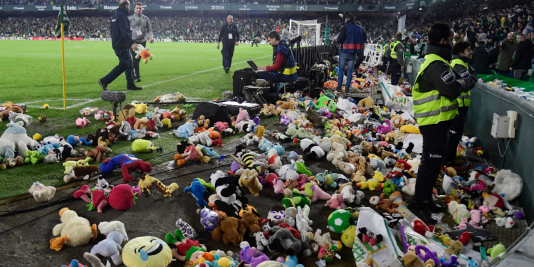 Previo al partido del Betis Vs Real Madrid el estadio se inundó de peluches