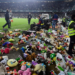 Previo al partido del Betis Vs Real Madrid el estadio se inundó de peluches