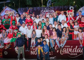 En ambiente de fiesta, Mara Lezama y Ana Paty Peralta encienden árbol navideño en Cancún
