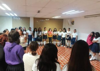 Inicia SEQ programa Ellas en la Ciencia para empoderar a las estudiantes