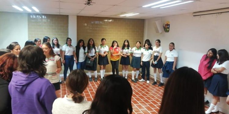 Inicia SEQ programa Ellas en la Ciencia para empoderar a las estudiantes