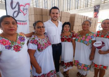 Lleva Pablo Bustamante bienestar a las artesanas quintanarroenses