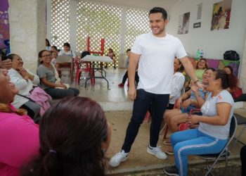 Visita Pablo Bustamante a las familias de Villas Otoch Paraíso en FARO del Bienestar