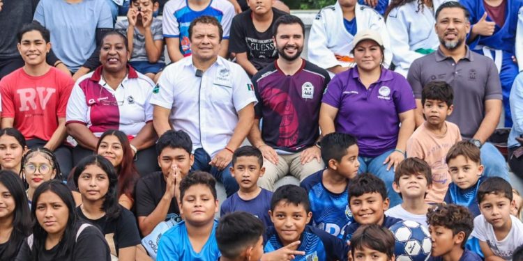 Respalda CODEQ a entrenadores de Tulum y Cozumel al entregar material deportivo