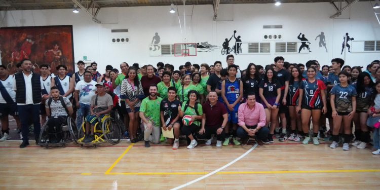 Entrega CODEQ nueva duela en Gimnasio de Usos Múltiples “Nohoch Suku’n” de Chetumal