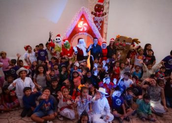 Celebran Pablo Bustamante y familia cancunense la Navidad 2023 en la Fábrica de Artes y Oficios