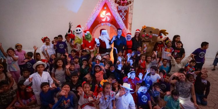 Celebran Pablo Bustamante y familia cancunense la Navidad 2023 en la Fábrica de Artes y Oficios