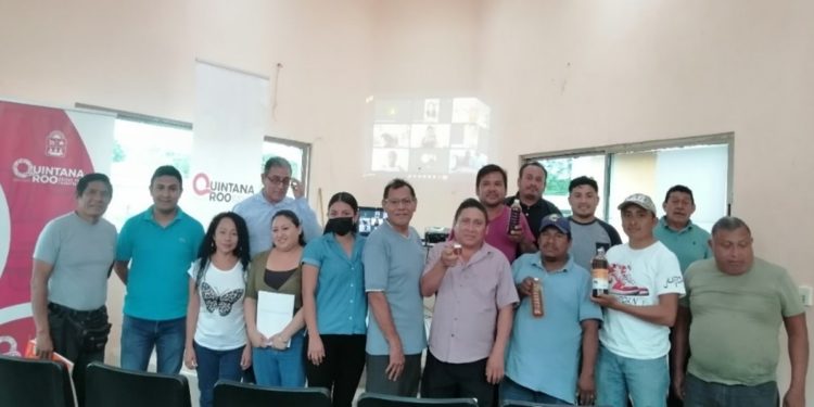 SEDE fortalece vínculo comercial de productores de miel de José María Morelos