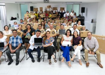 Fortalece Mara Lezama la educación básica con equipamiento tecnológico y la enseñanza de la lengua Maya