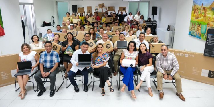 Fortalece Mara Lezama la educación básica con equipamiento tecnológico y la enseñanza de la lengua Maya