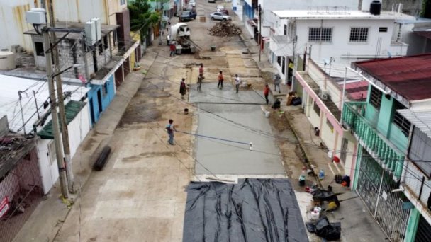 Rehabilitación integral en la Colonia Atasta: Drenaje sanitario y mejora en tramos de calles