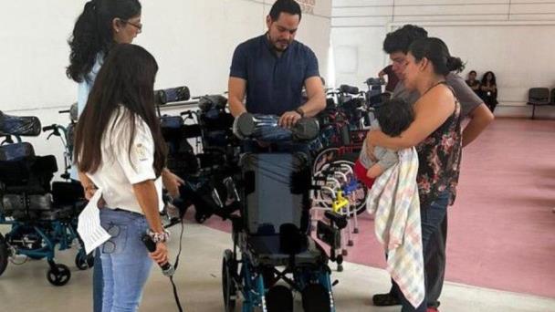 DIF Centro entrega sillas y andaderas a niños con discapacidad del CREE