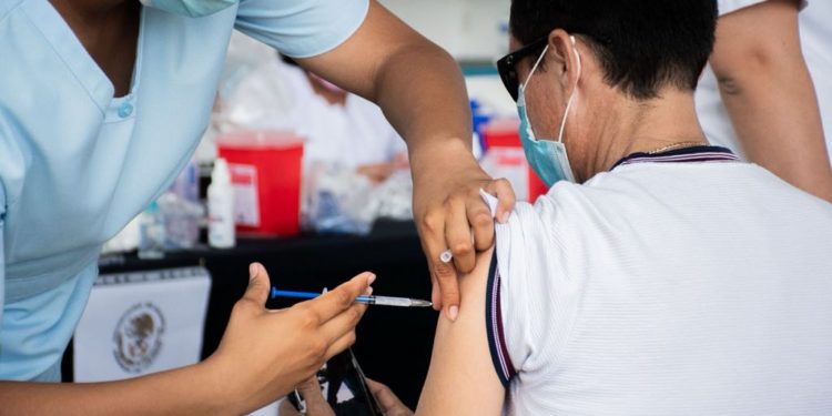 Invita SESA a las personas a vacunarse contra la influenza y Covid durante la temporada invernal