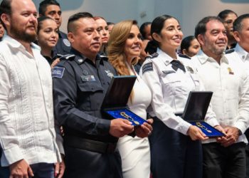 Entrega Mara Lezama la Medalla al Mérito Policial Quintana Roo 2023 por su desempeño y labor al servicio de la ciudadanía