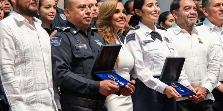 Entrega Mara Lezama la Medalla al Mérito Policial Quintana Roo 2023 por su desempeño y labor al servicio de la ciudadanía