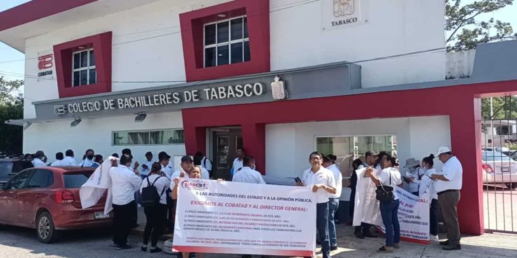 Maestros de Cobatab exigen pago de aumento salarial