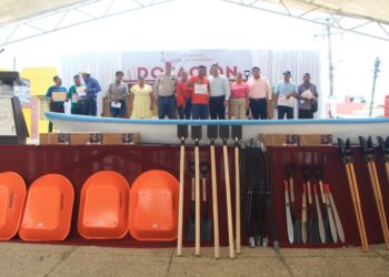 Entrega Ferrer Abalos dotación de paquetes de herramientas agrícola, cayucos y motores