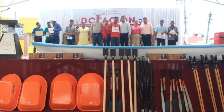 Entrega Ferrer Abalos dotación de paquetes de herramientas agrícola, cayucos y motores