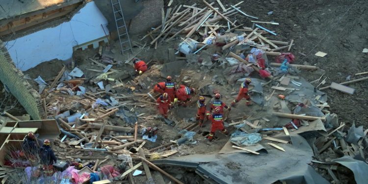 Al menos 126 personas muertas tras sismo de 6.2 magnitud en China