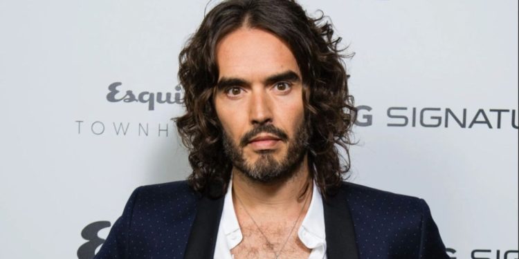 Russell Brand, comediante británico se enfrenta nuevamente ante las autoridades por delitos sexuales