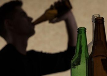 Advierte Salud sobre riesgos en consumo excesivo de bebidas alcohólicas en juventud