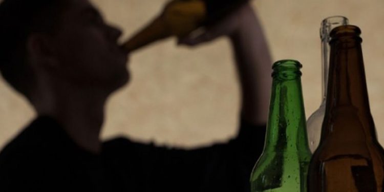 Advierte Salud sobre riesgos en consumo excesivo de bebidas alcohólicas en juventud
