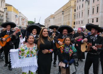 Instala Mara Lezama muestra fotográfica en el Vaticano con la vibrante cultura Maya de Quintana Roo
