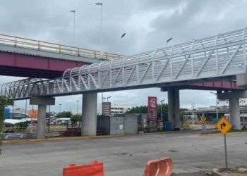Avanza construcción del puente peatonal en Avenida Universidad con la colocación de estructuras de aluminio