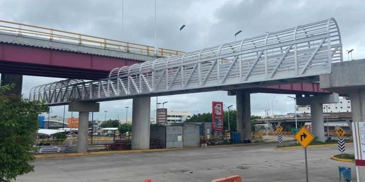 Avanza construcción del puente peatonal en Avenida Universidad con la colocación de estructuras de aluminio