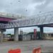 Avanza construcción del puente peatonal en Avenida Universidad con la colocación de estructuras de aluminio