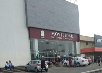 Protesta de transportistas en SEMOVI por retraso en subsidios impacta servicio público