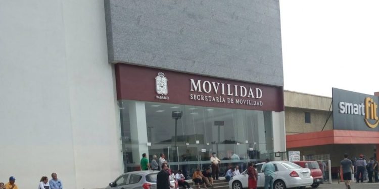 Protesta de transportistas en SEMOVI por retraso en subsidios impacta servicio público