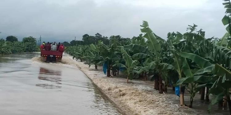 Automovilistas quedan varados en vados de la Villahermosa-Teapa